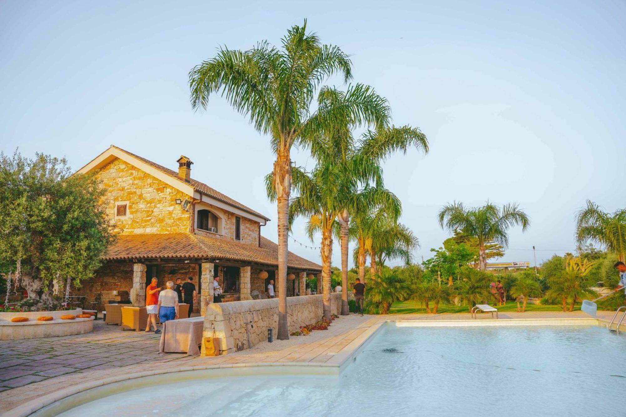 Mythos Holidays & Events Syracuse Bagian luar foto