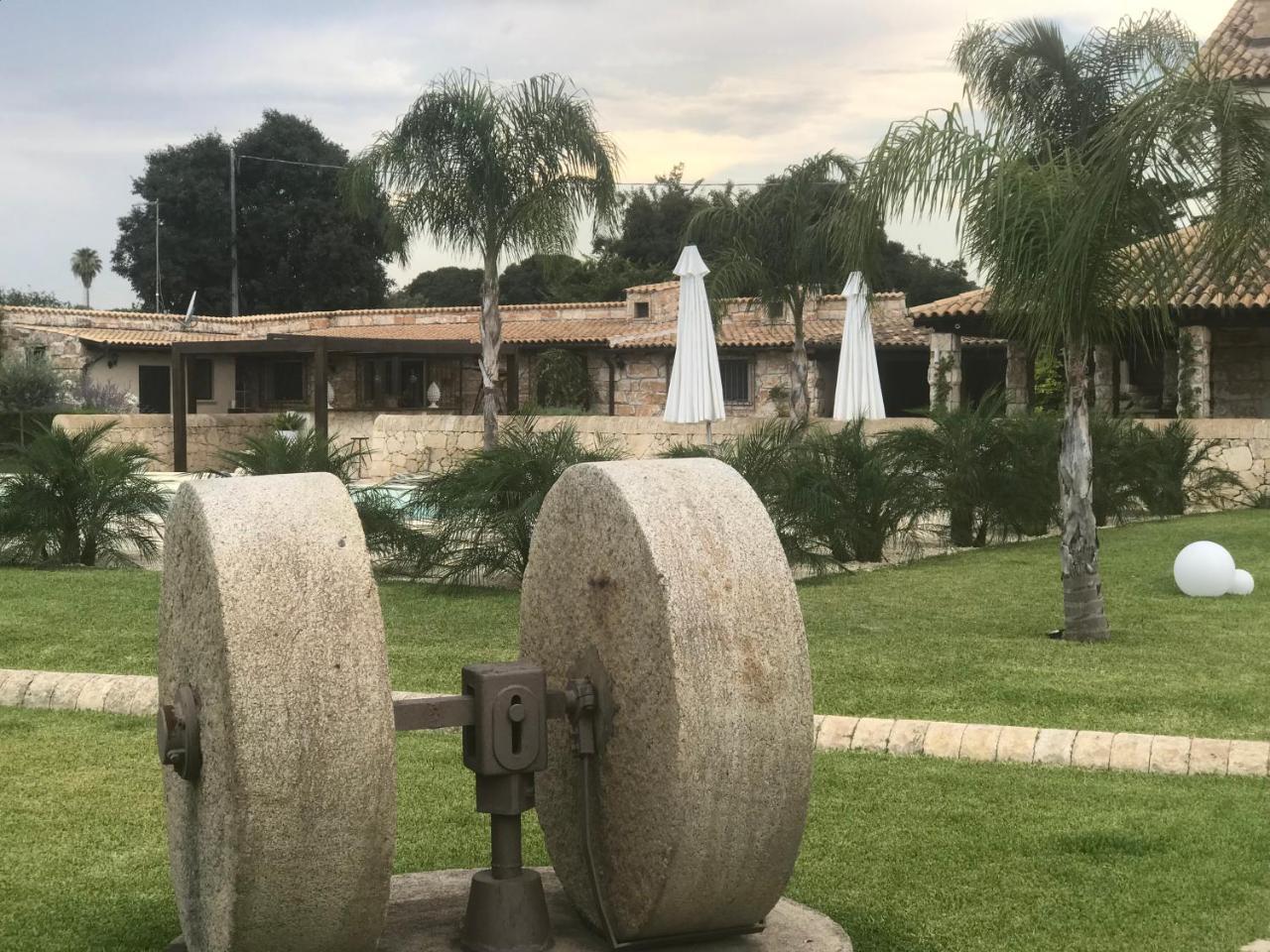 Mythos Holidays & Events Syracuse Bagian luar foto